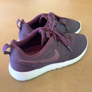 Nike Rosche One, Women’s size 8.5